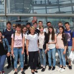 Mit den Schülerinnen und Schülern der Maria-Victoria Schule aus Ottersweier vor der Kuppel des Deutschen Bundestags
