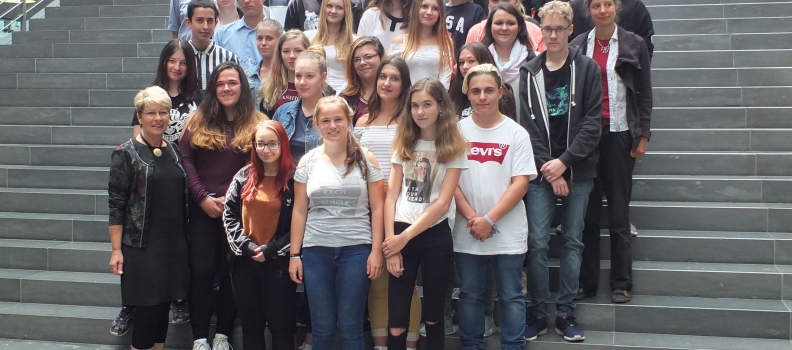 Gabriele Katzmarek begrüßt Schulklasse aus Durmersheim im Bundestag