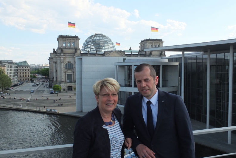 „Politik trifft Wirtschaft“ – Björn Kaiser begleitet Gabriele Katzmarek im Bundestag