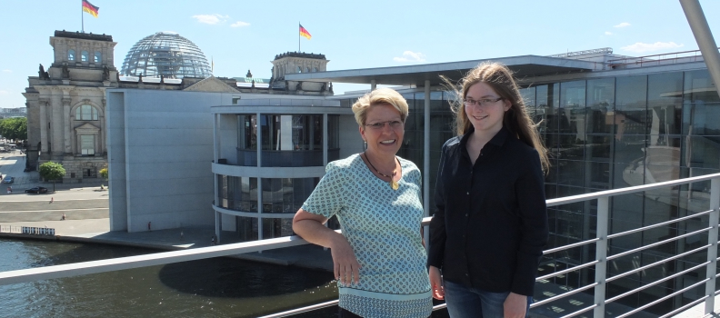Bundestagsmandat für vier Tage: Johanna Beikert hat auf Einladung von Gabriele Katzmarek bei Jugend und Parlament teilgenommen