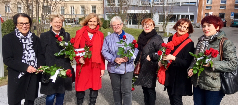 Die Rastatter SPD-Frauen verteilten Rosen am Internationalen Weltfrauentag