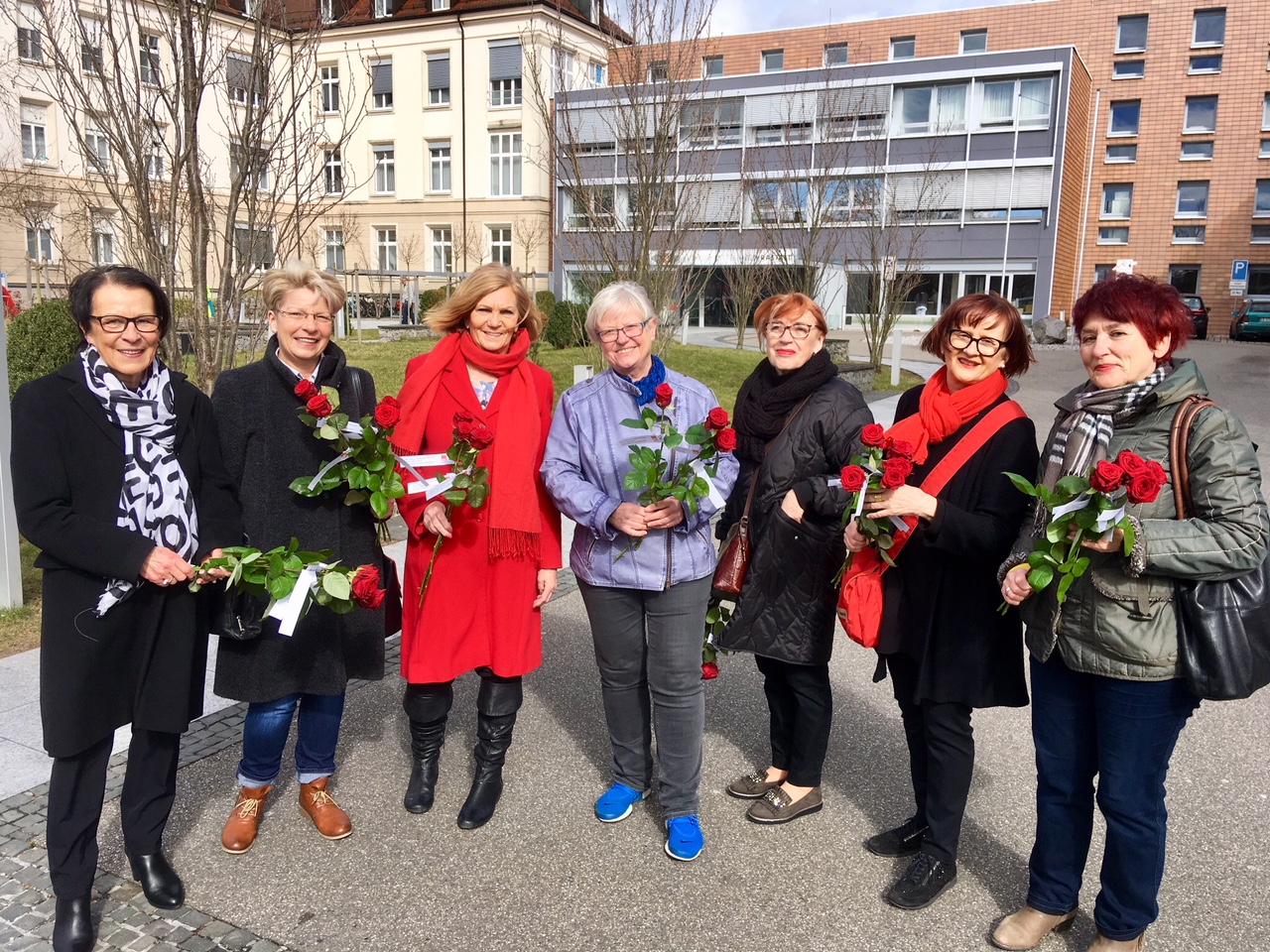 Die Rastatter SPD-Frauen verteilten Rosen am Internationalen Weltfrauentag