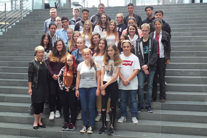 Gabriele Katzmarek begrüßt Schulklasse aus Durmersheim im Bundestag