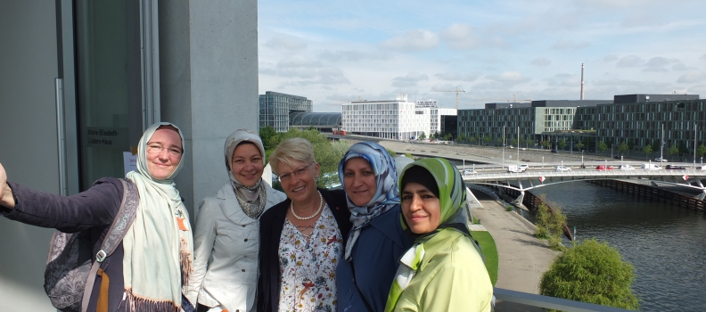 Vertreterinnen der „Brücke für den Dialog“ zu Besuch bei Gabriele Katzmarek in Berlin